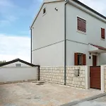 4 Bedroom Beautiful In Mravinci Nyaraló *