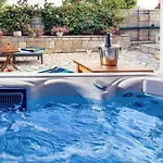 4 Bedroom Beautiful In Mravinci