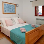 4 Bedroom Beautiful In Mravinci Nyaraló