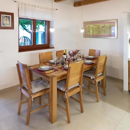 4 Bedroom Beautiful In Mravinci