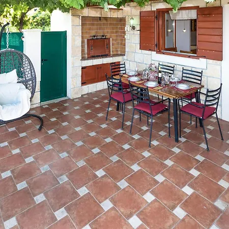 4 Bedroom Cozy In Mravinci Prázdninový dům *