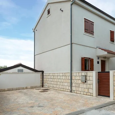 4 Bedroom Beautiful In Mravinci Holiday home *