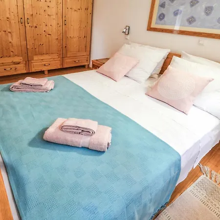 4 Bedroom Beautiful In Mravinci
