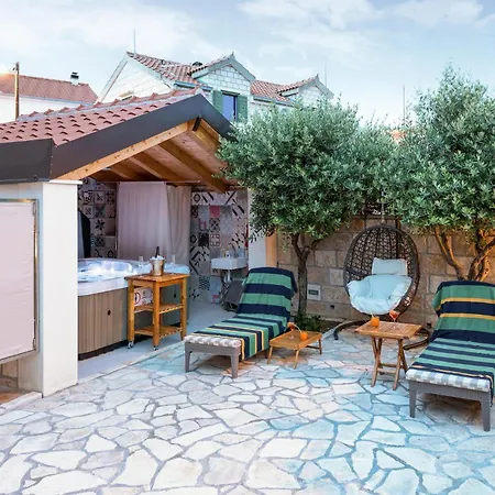 4 Bedroom Beautiful In Mravinci *