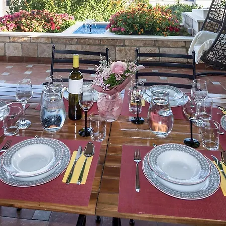4 Bedroom Cozy In Mravinci Prázdninový dům