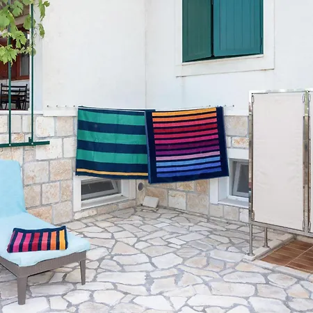 4 Bedroom Beautiful In Mravinci Nyaraló *