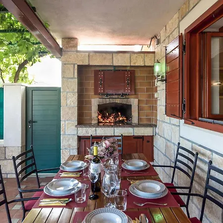 4 Bedroom Cozy In Mravinci *