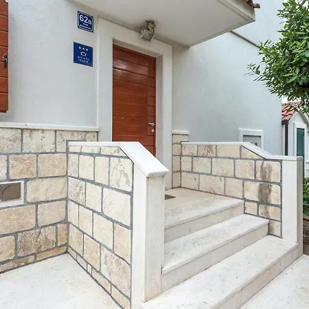 4 Bedroom Cozy In Mravinci Mravince