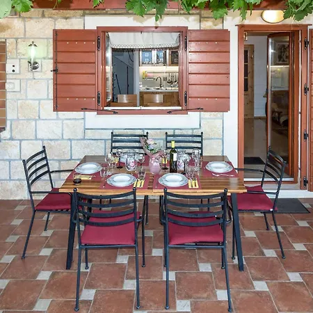 4 Bedroom Beautiful In Mravinci Nyaraló *
