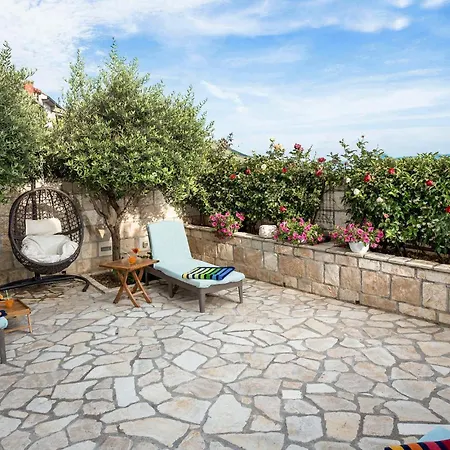4 Bedroom Beautiful In Mravinci Holiday home *