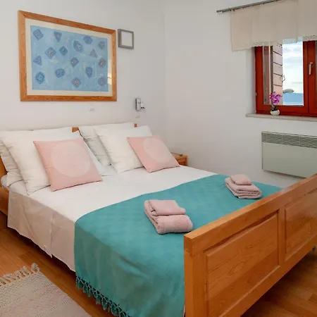 4 Bedroom Cozy In Mravinci Prázdninový dům