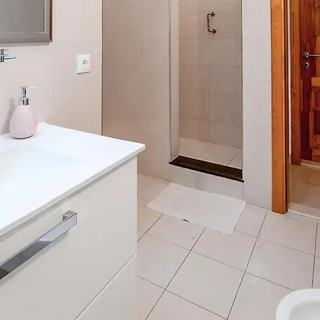 Prázdninový dům 4 Bedroom Cozy In Mravinci